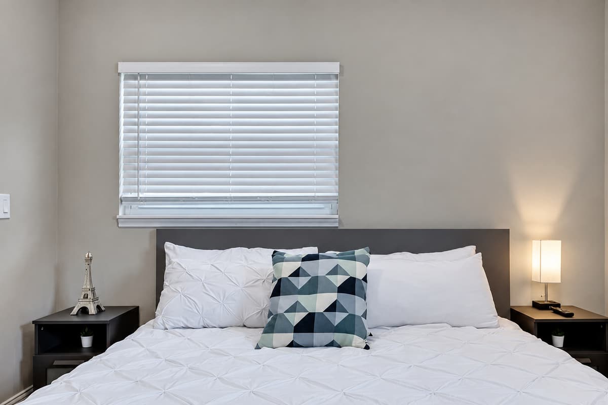 Lovely bedroom with king size bed, smart TV and own bathroom. Enjoy the comfort while staying at your home far from home. Do you love what you see? Don't think twice and send us an inquiry as soon as possible!