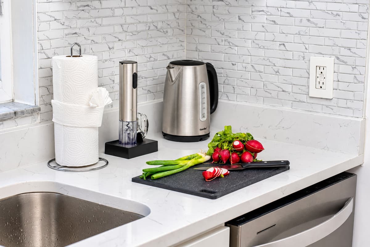 Get creative with a fully equipped kitchen that includes sharp knives, cutting boards, and essential spices.