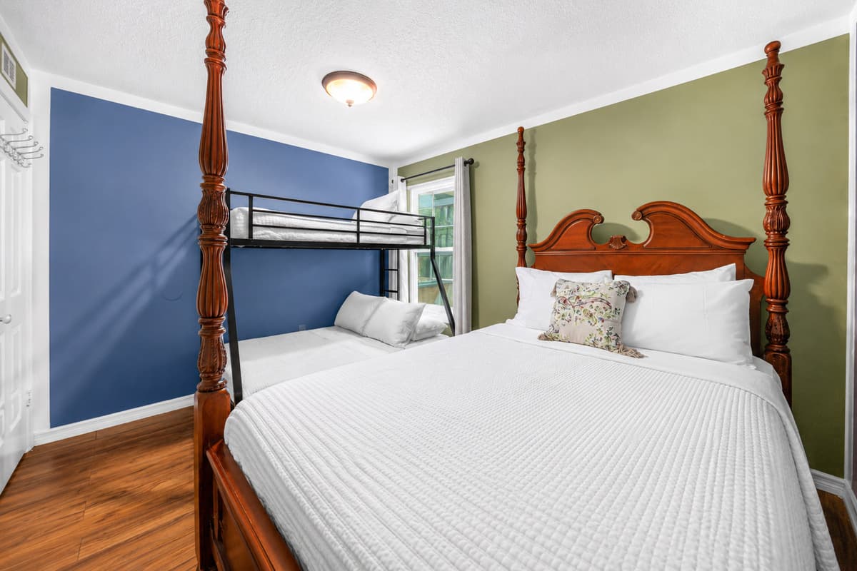Ideal bedroom for families, featuring comfortable bedding and flexible sleeping arrangements.
