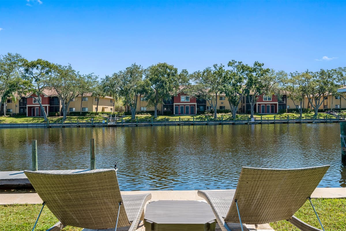 Wouldn't it be nice to relax and make memories with family and friends in this wonderful property with a lake view? If you like this property, send us a message now!
