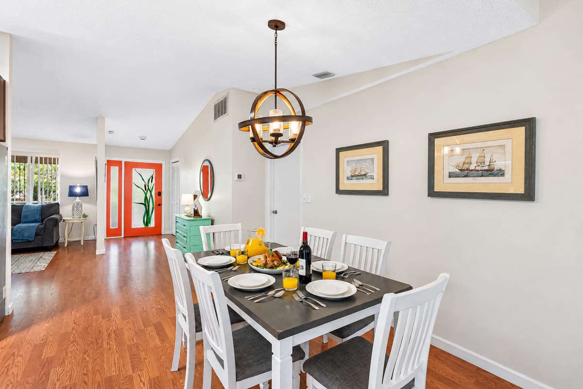 This dining set provides a comfortable and inviting space for family and friends to gather and enjoy meals together, fostering a warm and communal atmosphere.