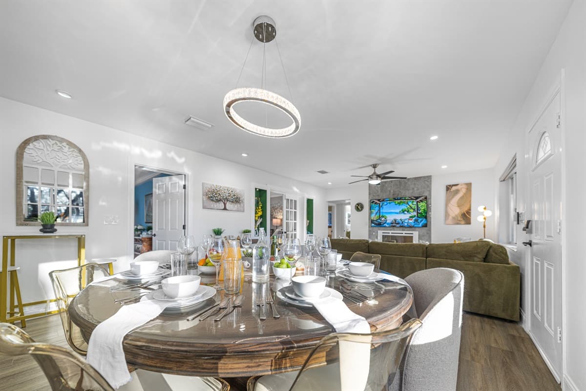 The dining area offers a spacious layout and elegant décor, ideal for family dinners or entertaining guests.