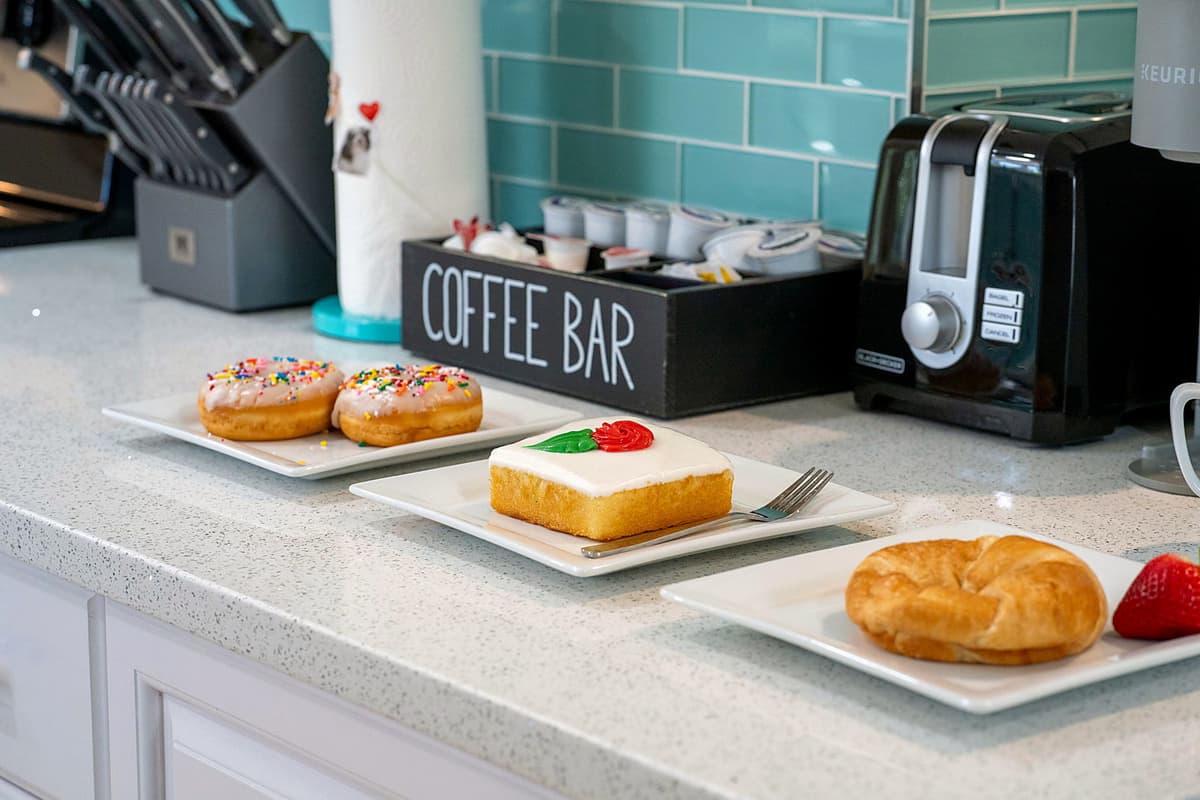 The kitchen is equipped with a high-quality coffee maker, a kettle, and a selection of coffee pods, tea bags, and sweeteners, so you can enjoy your morning pick-me-up just the way you like it.
