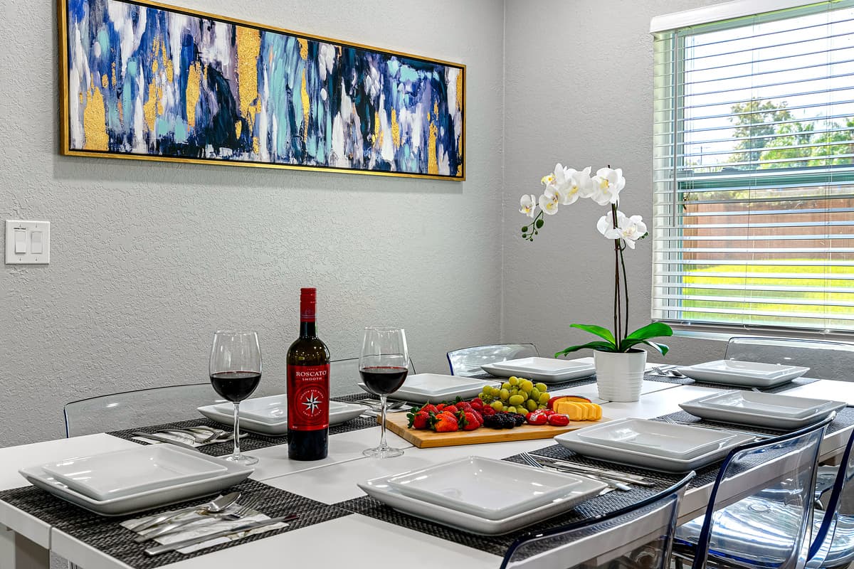 Meal time is the best time to catch up with everyone's lives! Share great stories with family and friends while having amazing meals in this lovely dining area! Inquire now!