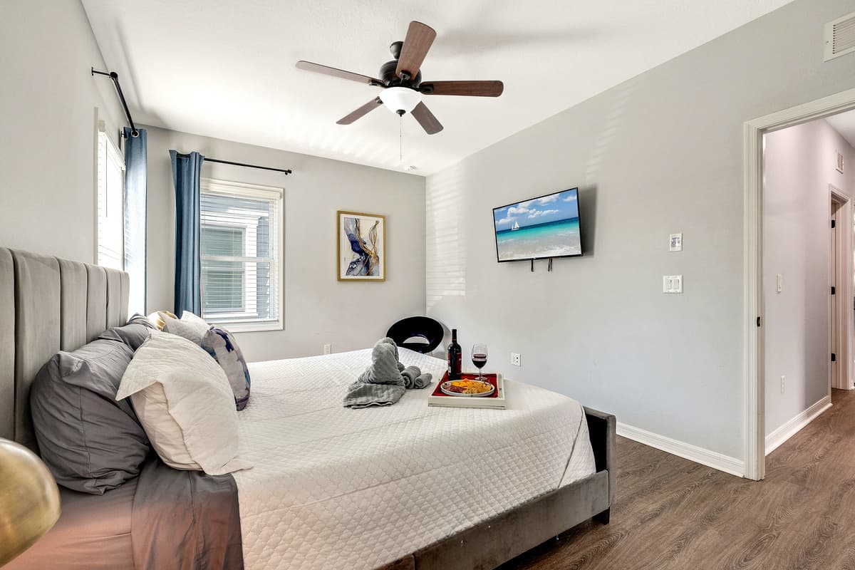 From the tasteful decor that combines modern elegance with timeless charm to the thoughtfully arranged furnishings, the suite exudes an air of refinement.