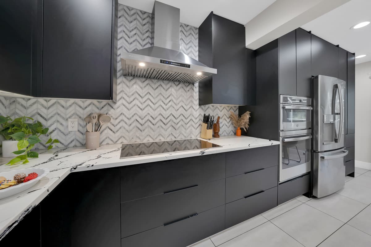 The kind of kitchen that makes you want to cook on vacation. Precise heat, real storage, a hood that keeps the air as clean as the counters.