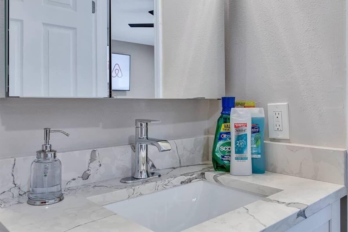 Great bathroom with toilet, sink and walk in shower. Feel fresh and clean after a long day of travel from your home to your home away from home. If you are interested in this property, send us an inquiry now!