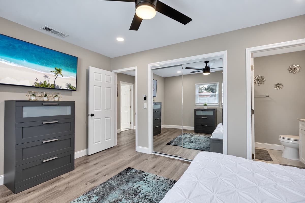Elegant bedroom with king size bed, smart TV and own bathroom. Enjoy the comfort while staying at your home far from home. Do you love what you see? 