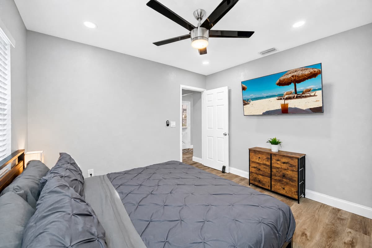 Lovely bedroom that has comfy king sized bed, night stand, drawers for storage and smart TV. Sleep safe and sound during your stay this wonderful house! 