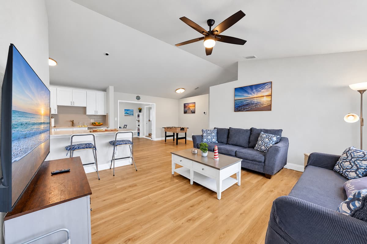 This is what nine guests actually need: one continuous space where the kitchen, the table and the living room all read as one room. Nobody gets left in a corner, and nobody has to shout to be part of it.