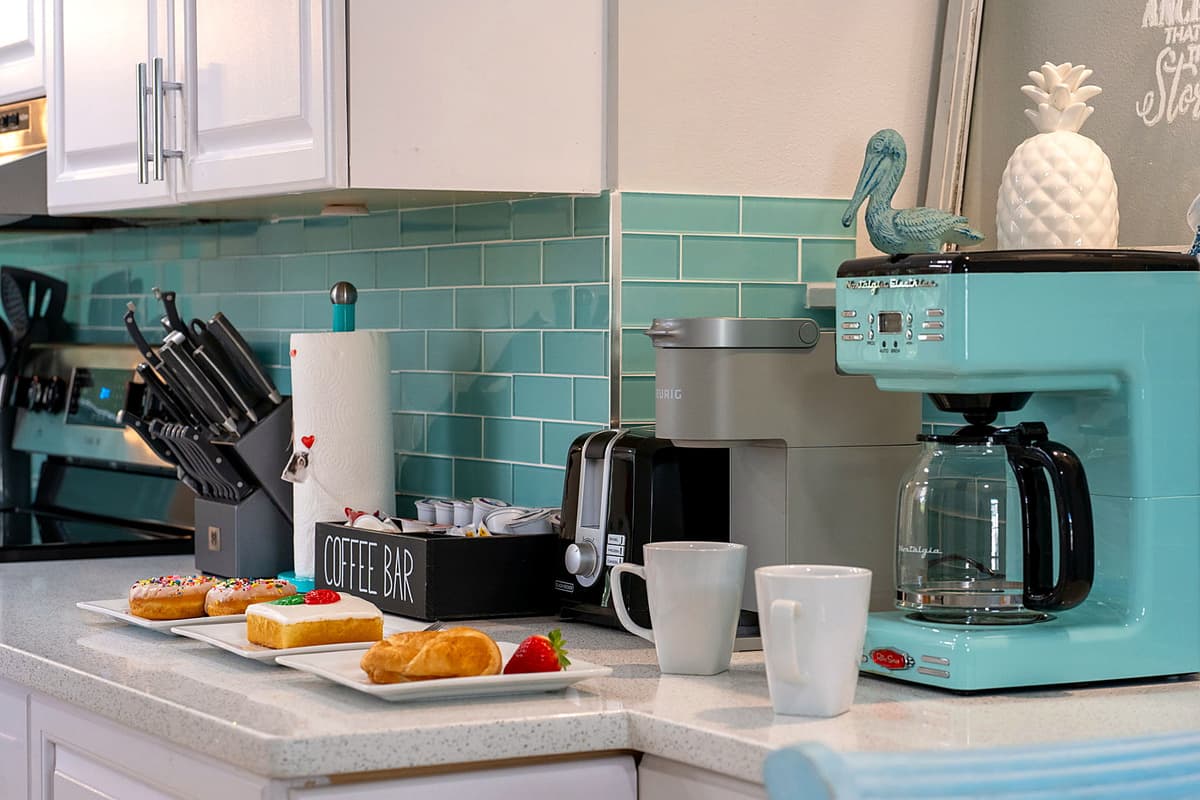 With a design that beautifully blends refreshing white and blue hues, this kitchen perfectly complements the coastal theme, offering both style and functionality.