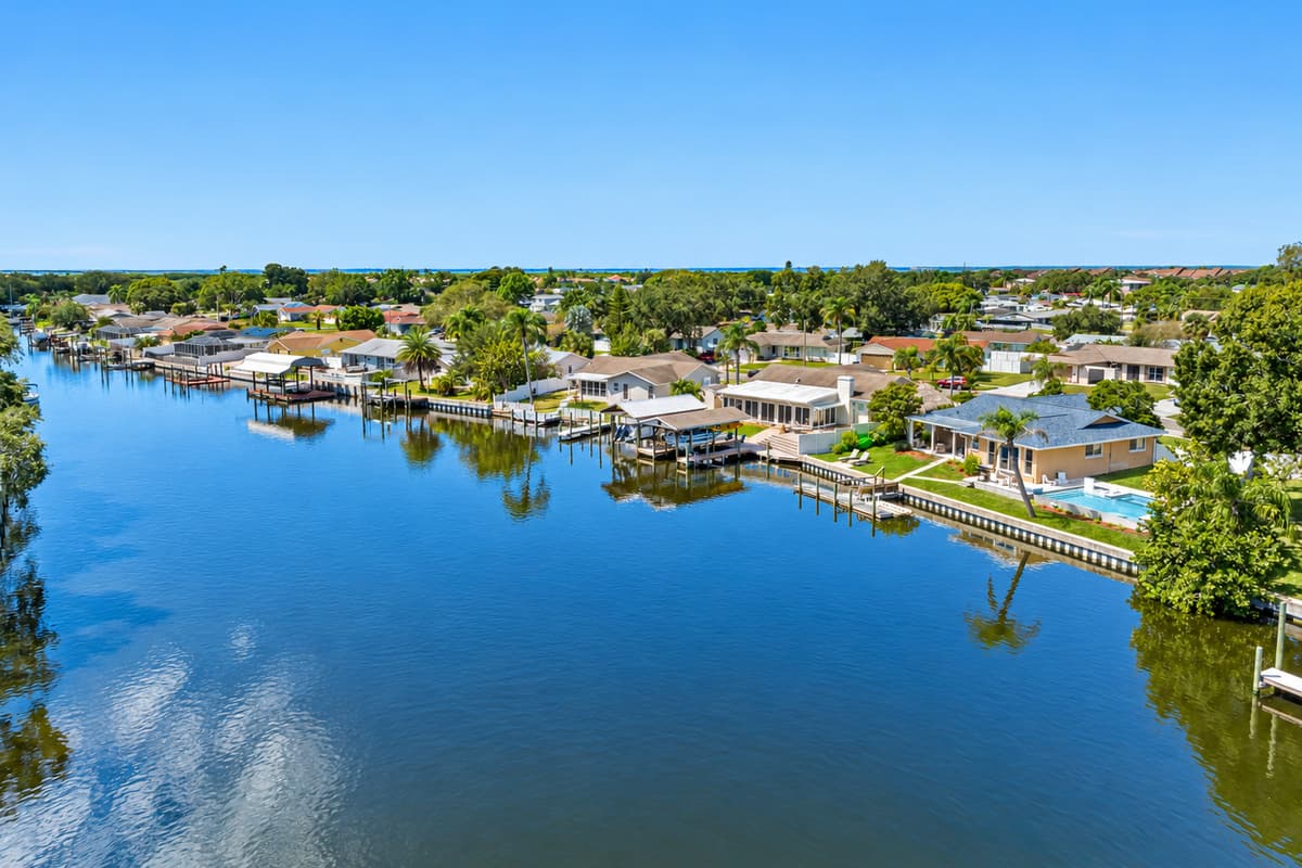 Enjoy the view of this beautiful lake during your entire stay! Make memories and cherish every moment with family and friends! Send us a message now!