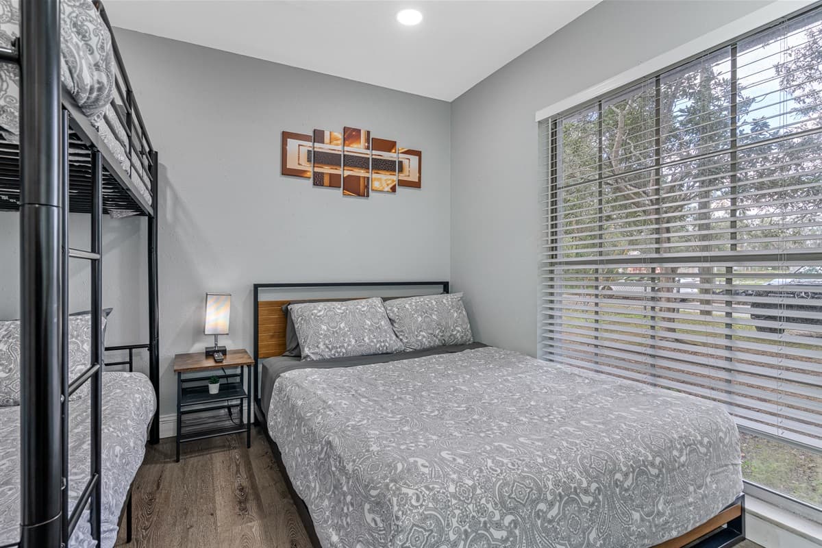 Cozy bedroom with single bunkbed, queen sized bed, drawers for storage and smart TV. Ideal room for a family with kids or a group of friends. Tell us what you think of the property. Send us an inquiry now!