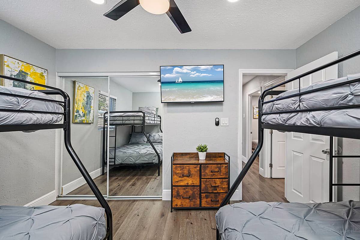 This lovely bedroom has two single over twin bunkbeds, has its own TV and drawers for storage. Feel at home in your home away from home. Don't hesitate to send us a message!