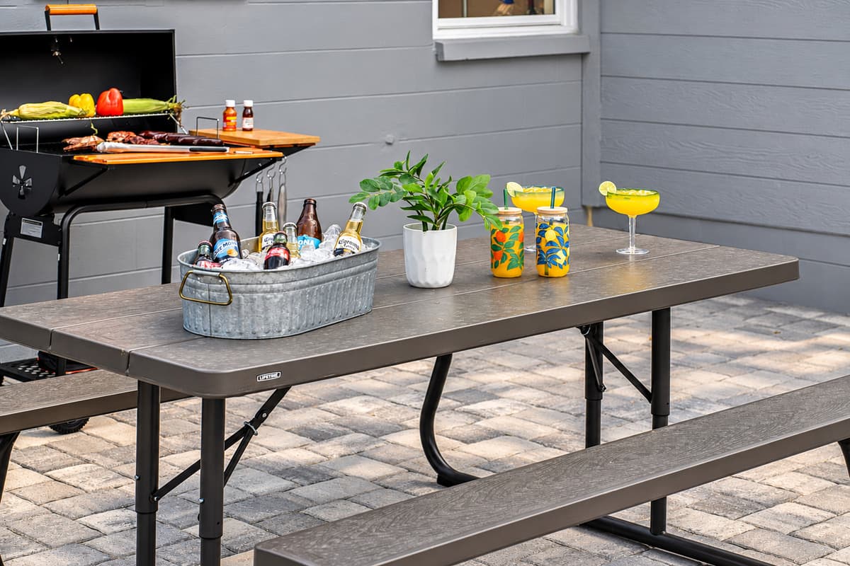 With a grill just steps away from the dining table, your meals go from flame to plate in seconds.