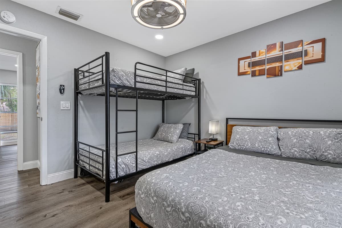 Lovely bedroom that has queen size bed, single bunkbed, drawers and a smart TV. Perfect for family with kids or an inseparable group of friends. Id you think this property suits your needs, send us an inquiry as soon as possible!