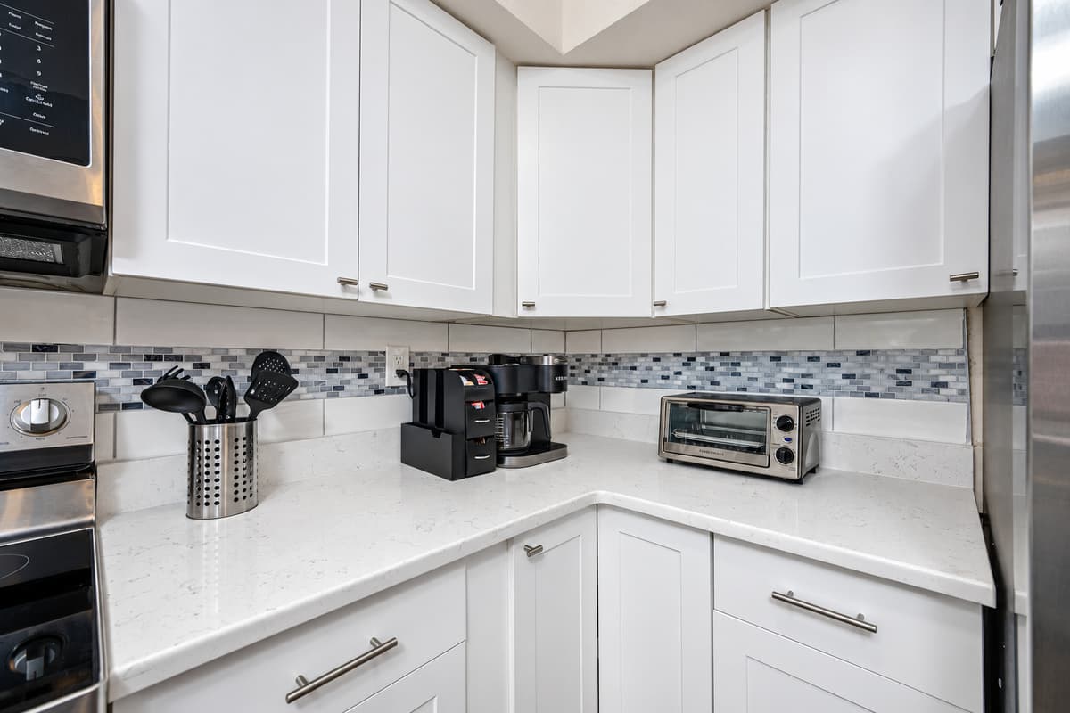Who doesn't love a good cup of coffee in the morning? Or tea for that matter? Or toast for breakfast perhaps? Our kitchen is equipped for you guys! If you have any questions, don't hesitate to send us a message!