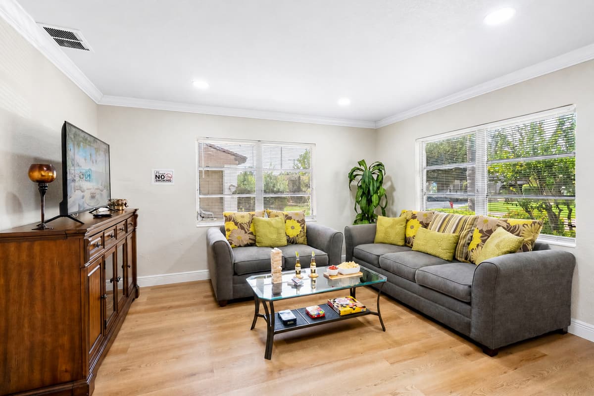 The layout is simple and open, allowing for easy flow between the living area, kitchen, and dining space, making it perfect for both quiet evenings and social gatherings.