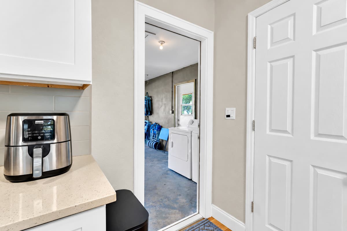 You won't need to pack a thing. Air fryer, coffee maker, blender, toaster, dishwasher and full cookware are all here — so cooking at home stays easy even when nobody feels like cooking after a full beach day.