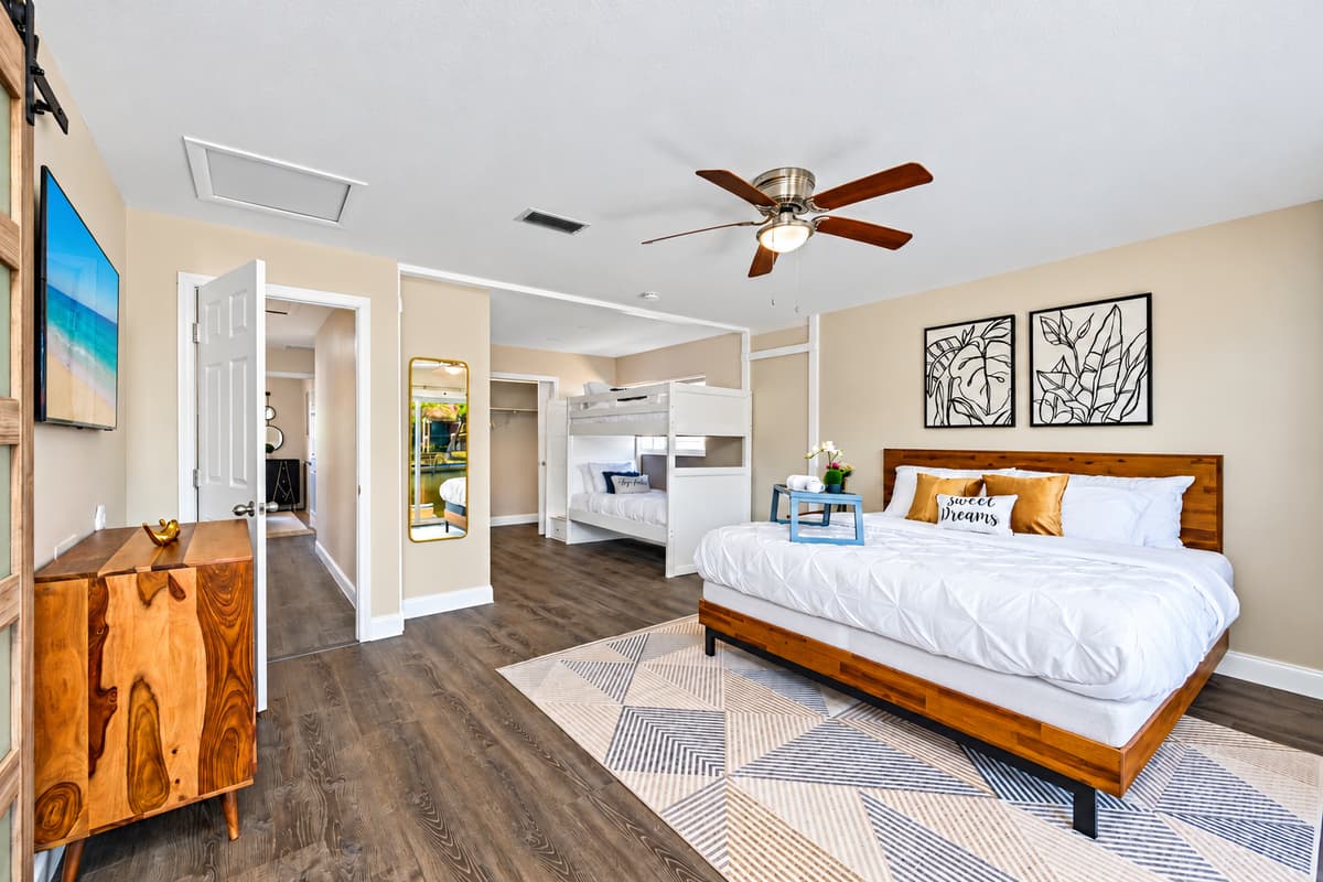 Lovely bedroom with a comfortable huge bed and a bunk bed. This room also has its TV and its bathroom. Feel at home in your home away from home. If you think you'd enjoy your trip to this property, send us a message now!