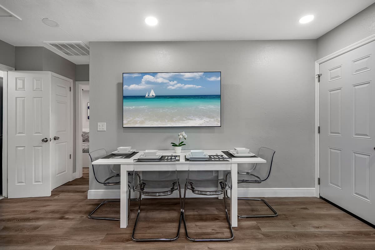 Enjoy meals freshly prepared with family in this elegant dining table that seats 4 people. Don't hesitate to send us a message if you have any questions.