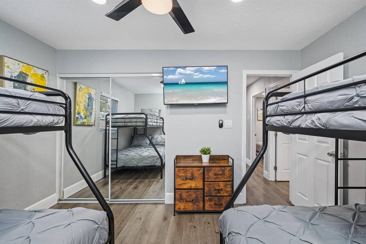 This lovely bedroom has two single over twin bunkbeds, has its own TV and drawers for storage. Feel at home in your home away from home. Don't hesitate to send us a message!