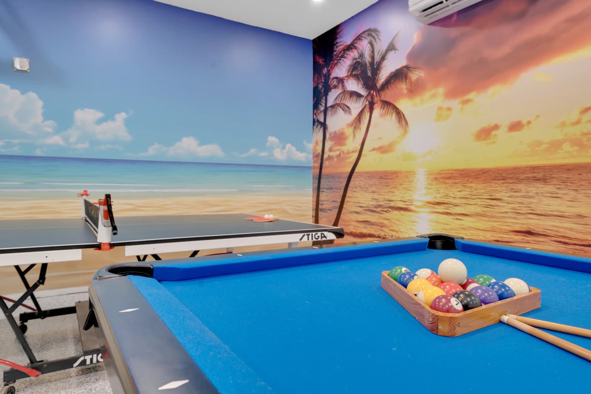 Classic pool with a stylish touch: our blue felt table is spotless and ready for your best shots. The center of attention in our game room for unforgettable nights.