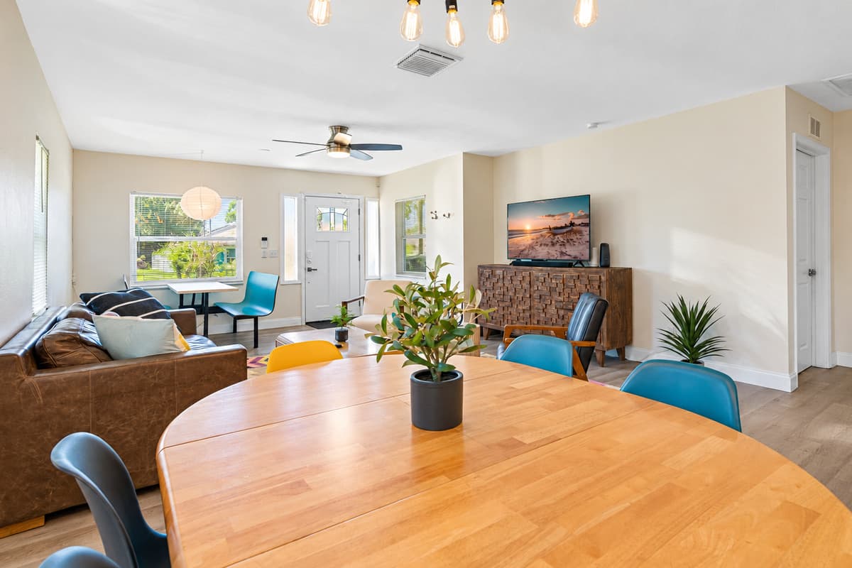Cozy open area for relaxing, cooking and eating great meals. What more could you ask for? Create beautiful memories with your loved ones in this magnificent property. 