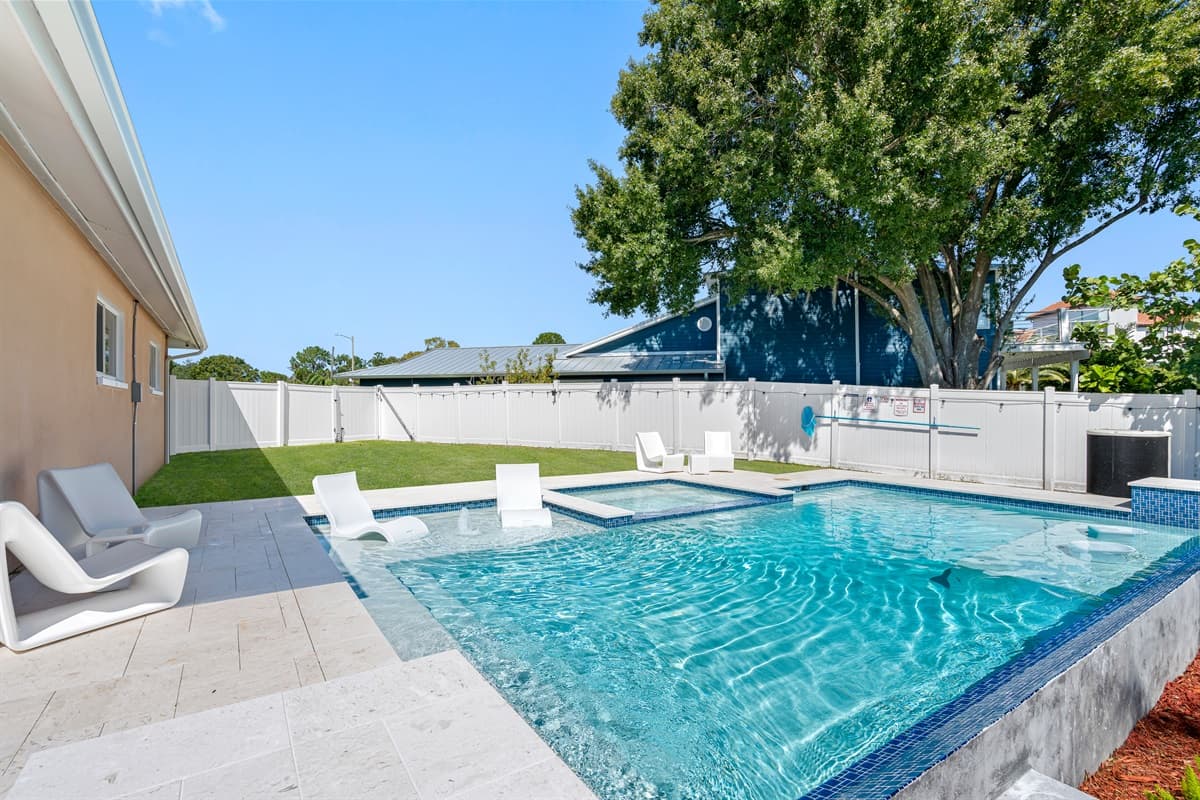 Perfect getaway for family and friends to enjoy and relax. Relieve stress while dipping or swimming in our heated pool.. Send un an inquiry now!