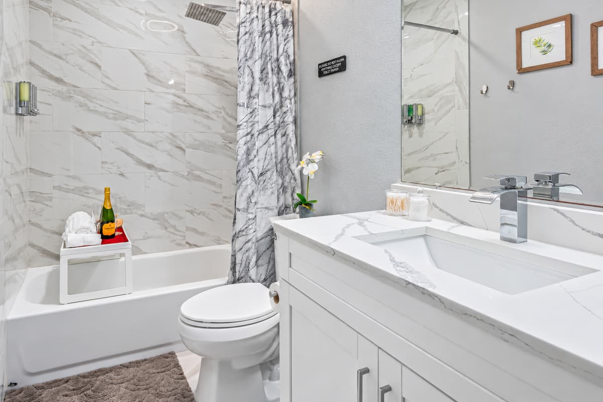 Completely modern and spacious bathroom with sink, toilet, vanity, bathtub, and a shower. Feel refreshed after a long day of activities with your family and friends!. If you like this property, send us a message now!