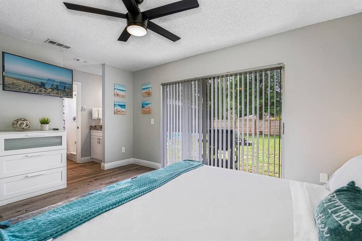 Stunning bedroom with a comfortable huge bed, drawers, its own smart TV and its bathroom. Feel at home in your home away from home. If you think you'd enjoy your trip to this property, send us