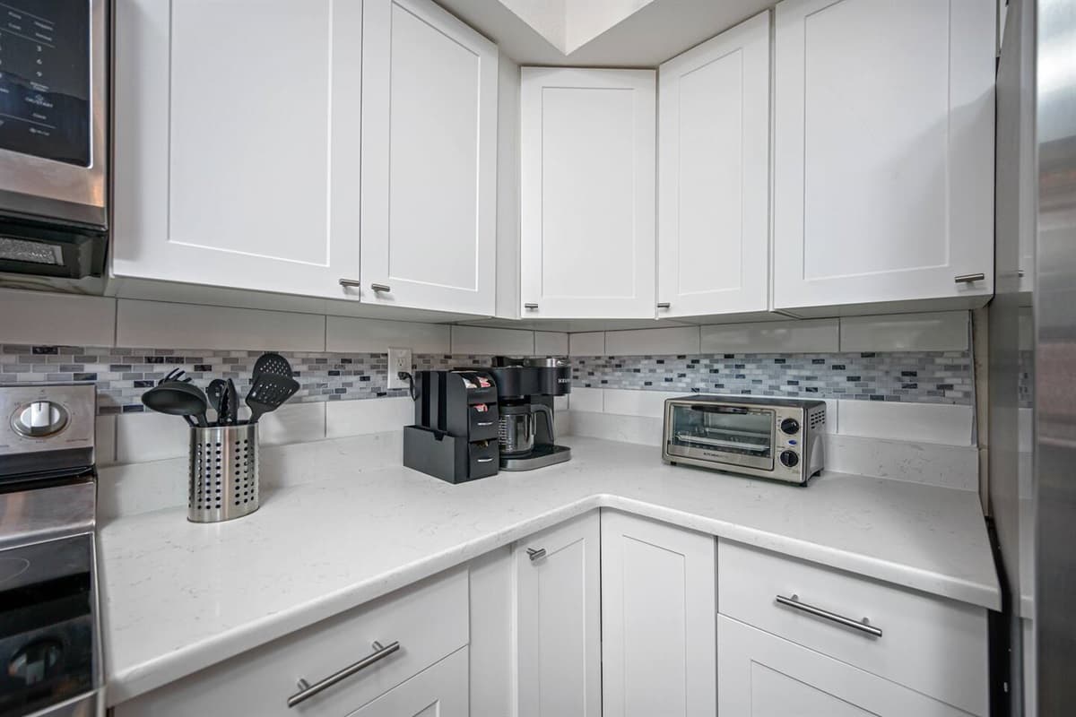 Who doesn't love a good cup of coffee in the morning? Or tea for that matter? Or toast for breakfast perhaps? Our kitchen is equipped for you guys! If you have any questions, don't hesitate to send us a message!