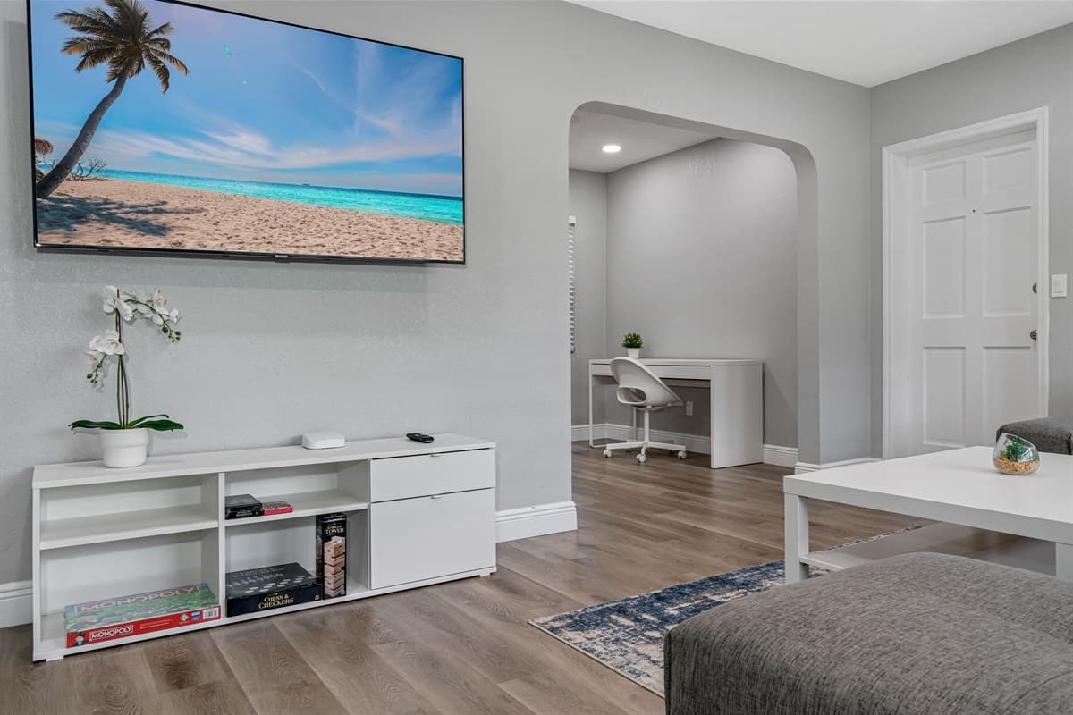 Modern living room equipped with a large flat-screen smart TV where you can watch your favorite movies or series. Have a great time with family and friends!