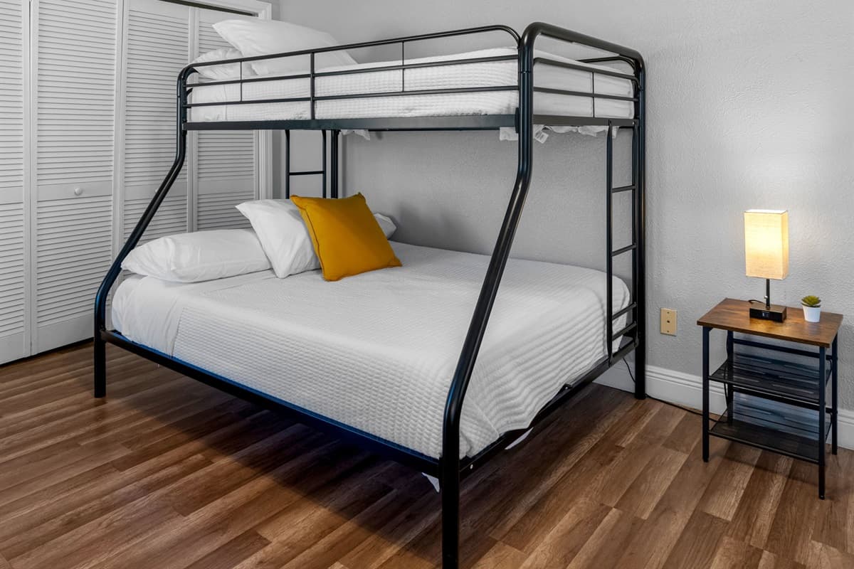 Designed for families or groups, this cheerful room combines comfort and flexibility.
