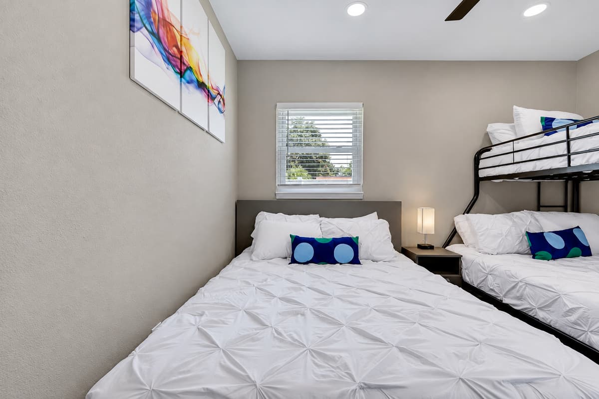 Cozy bedroom with single over twin bunkbed, queen sized bed, drawers for storage and smart TV. Ideal room for a family with kids or a group of friends. Tell us what you think of the property. Send us an inquiry now!