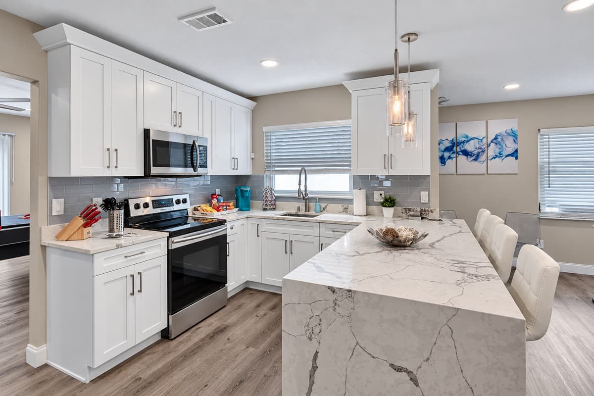 Stunning Kitchen that has everything that you would need to prepare your meals any time of the day. Nothing beats home cooked meals with family and friends. Interested in this property? Please send us an inquiry today!