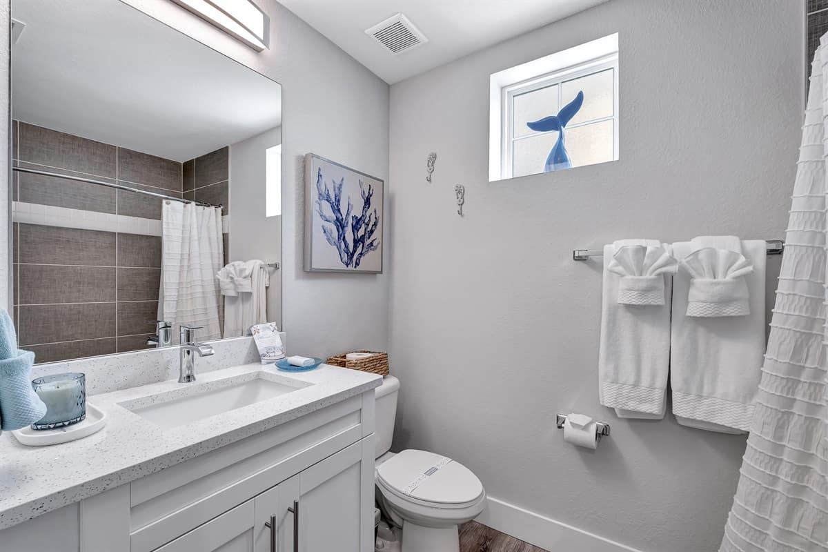 Its spacious layout allows you to move freely, enveloped in a cocoon of revitalization.