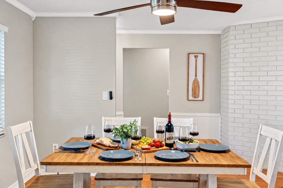 Bright and inviting, this farmhouse-style dining table is perfect for shared meals or board games after a beach day.