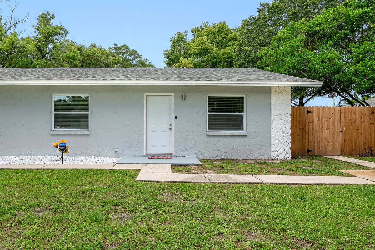 Do you like the minimalist facade of the property? We also make sure that the lawn is always well maintained. If you are interested, Send us a message!