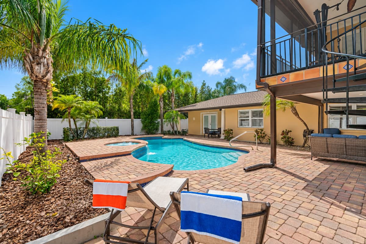 With a stunning pool, comfortable seating options, and a warm and welcoming atmosphere, you're sure to have a blast and create some unforgettable memories.