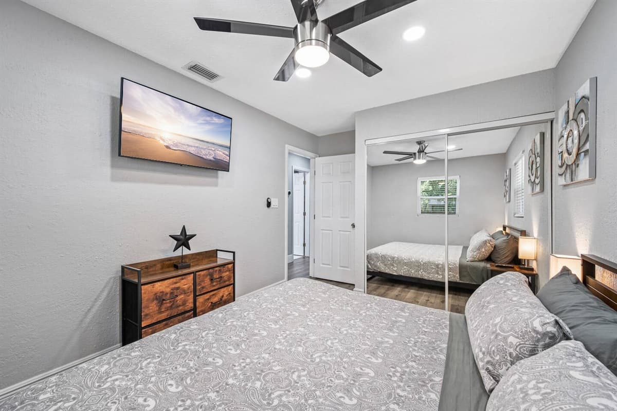 Wanna watch your favorite series or movies in your own room? We got you! This lovely room has its own smart TV! If you like this property, send us a message!
