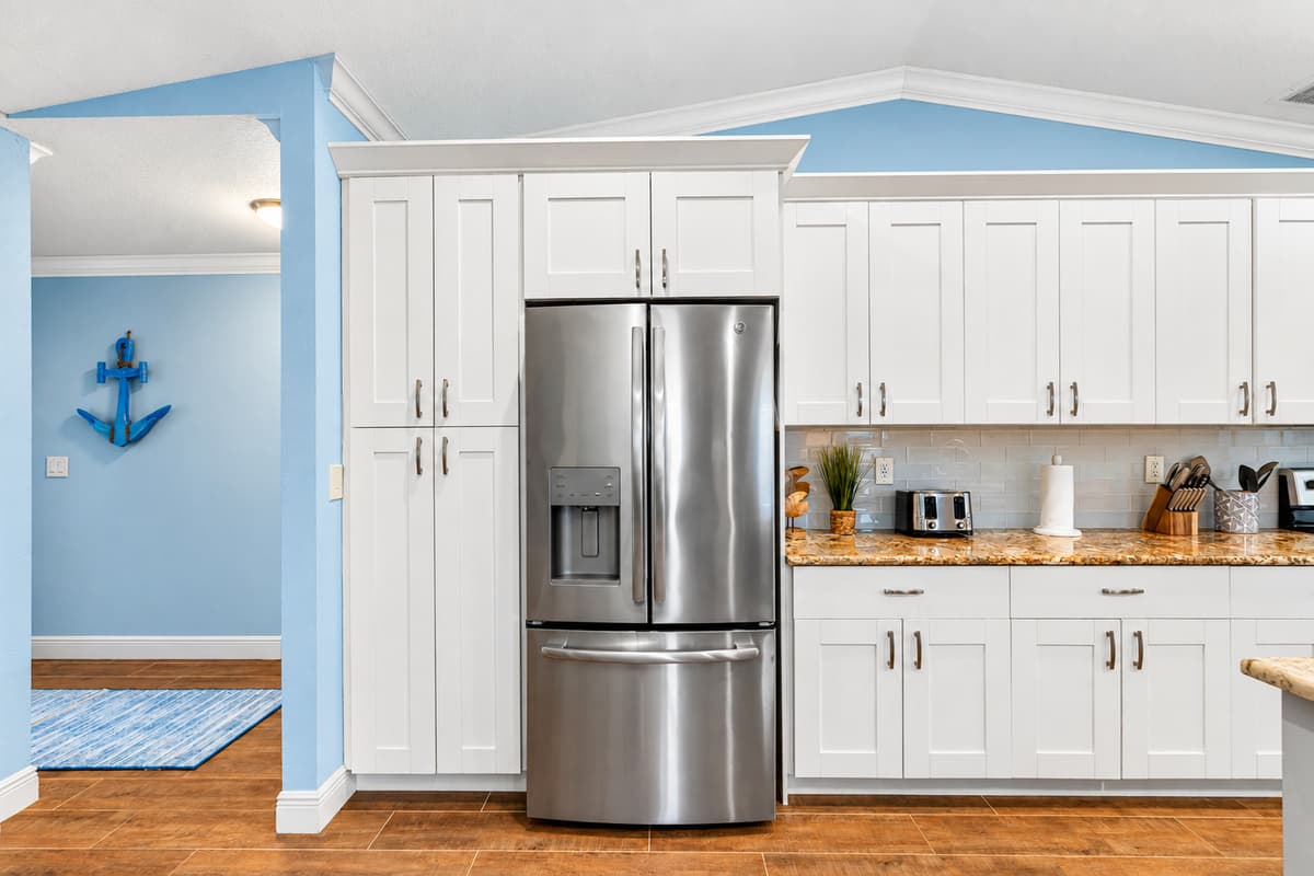 Modern cabinetry, with its clean lines and sophisticated finishes, not only enhances the kitchen's aesthetic but also ensures plenty of storage for all your kitchen essentials.