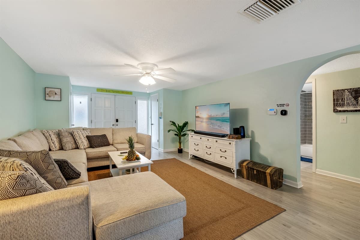 The open layout of the living space contributes to an airy and expansive atmosphere, promoting a sense of freedom and ease.