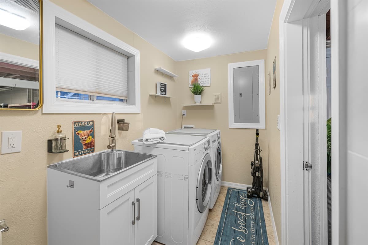 Bathroom/Laundry Area