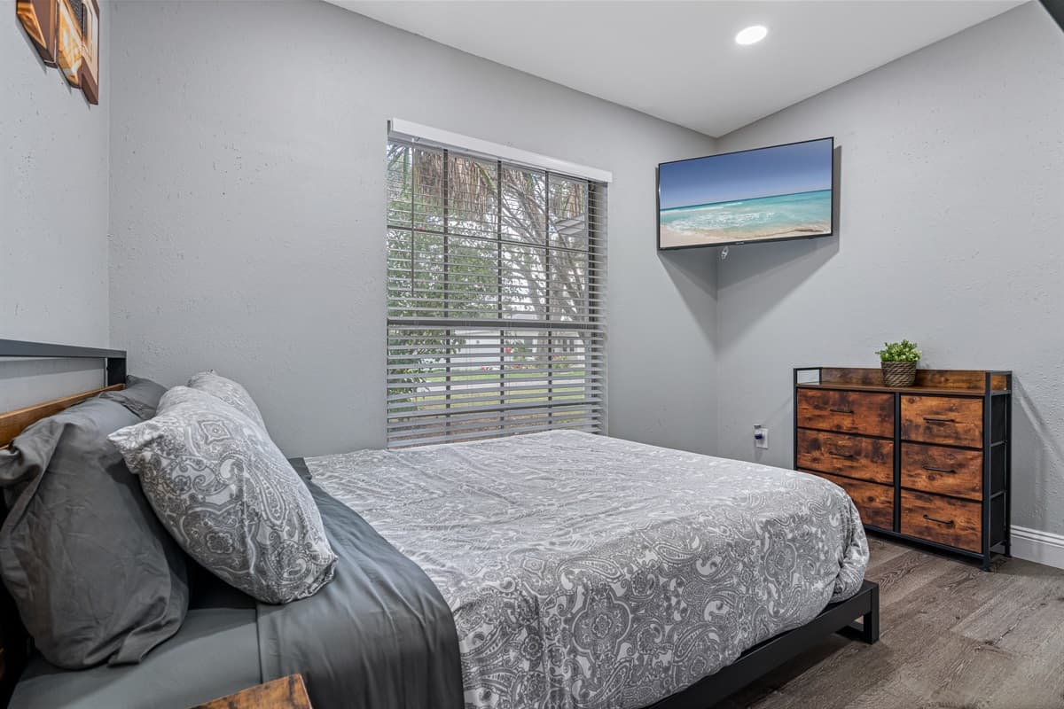 Never worry about the comfort on your stay with us. This wonderful bedroom with queen size bed, single bunkbed, drawers for storage and a smart TV. 