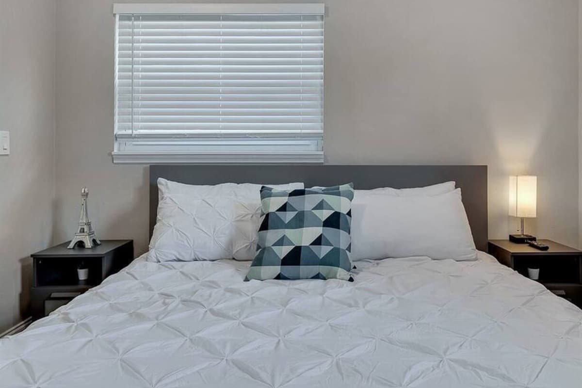 Lovely bedroom with king size bed, smart TV and own bathroom. Enjoy the comfort while staying at your home far from home. Do you love what you see? Don't think twice and send us an inquiry as soon as possible!