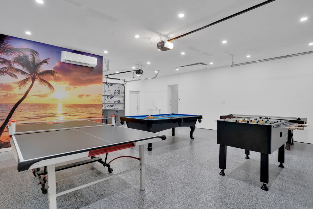 Why choose one game when you can have them all? Pool, foosball, ping-pong, and air hockey in a fully air-conditioned room with tropical vibes. Gamer paradise is waiting for you and your family!