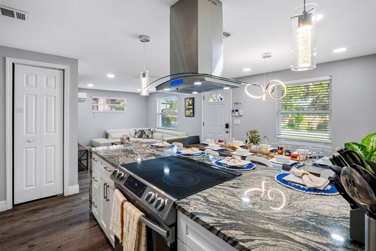 Who does not love homecooked meals? Have your meals fresh and hot during your stay with us. Our fully equipped kitchen has everything you would need! If you like this property, send us an inquiry now!