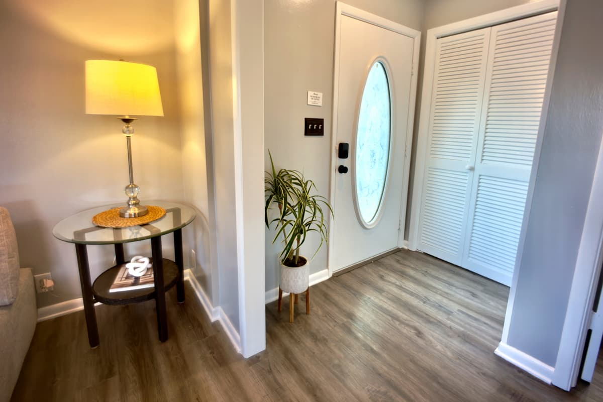 🚪 Step right in! The welcoming foyer sets the tone with elegant touches — a stylish console table, warm lamp, and keypad entry for easy, keyless check-in. Your vacation starts here! 🔑✨
