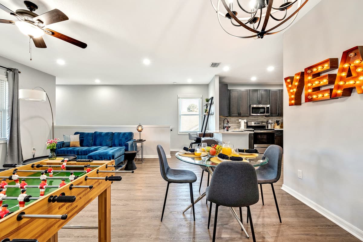 As day turns to night, the dining area undergoes a transformation into an intimate setting, where soft lighting enhances the mood and encourages a relaxed and convivial atmosphere.